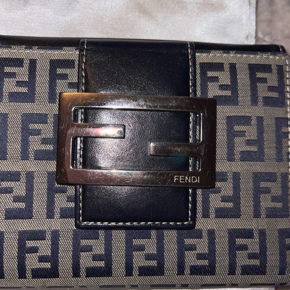 Fendi Zucca short wallet excellent condition size is 5X3 1/2” black with silver - Picture 3 of 9
